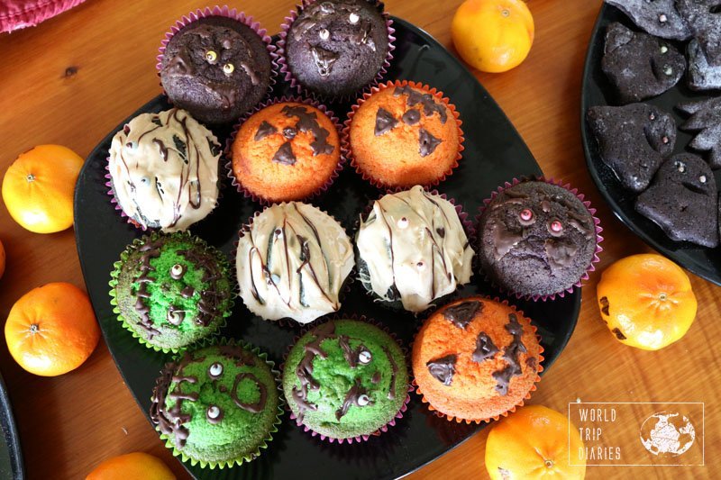 On this specific Halloween, the kids made everything: the cupcakes of the photo, the cookies, the decoration....